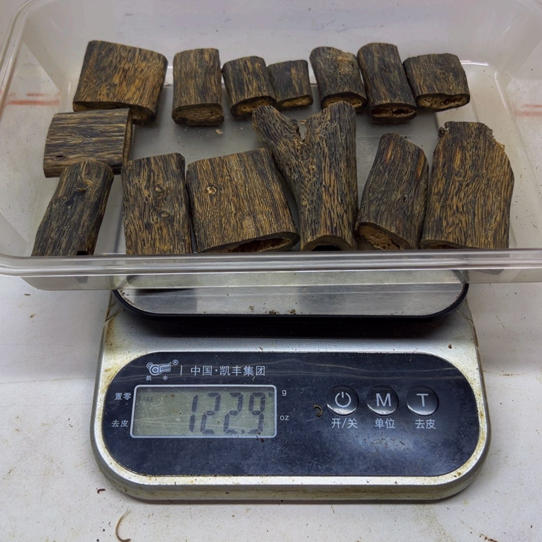 沉香碎屑沉香绿奇楠沉香高油块料122.8克