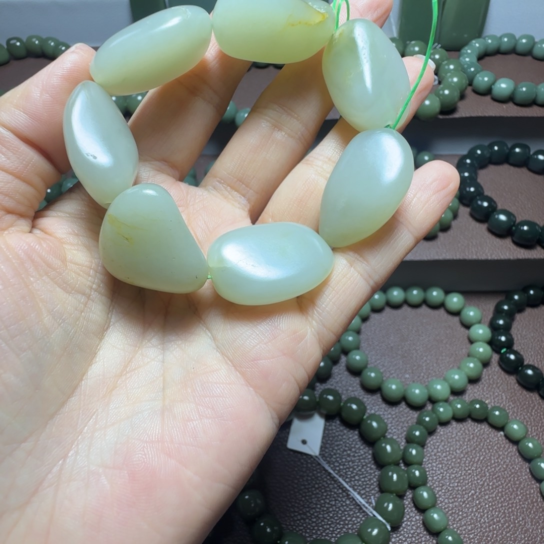 辰***和田玉未镶嵌手链