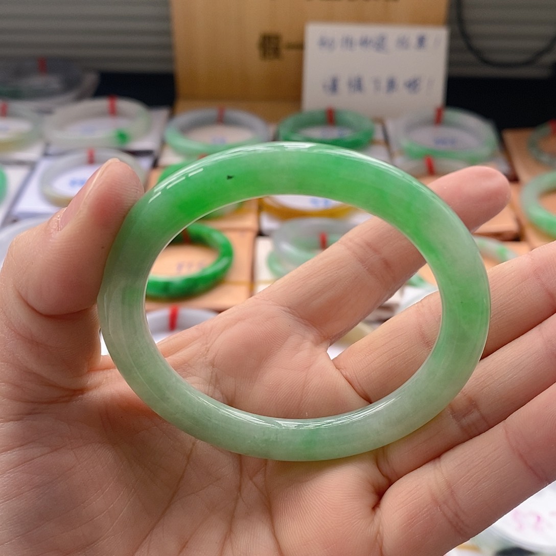 翡翠手镯未镶嵌小*侠手镯