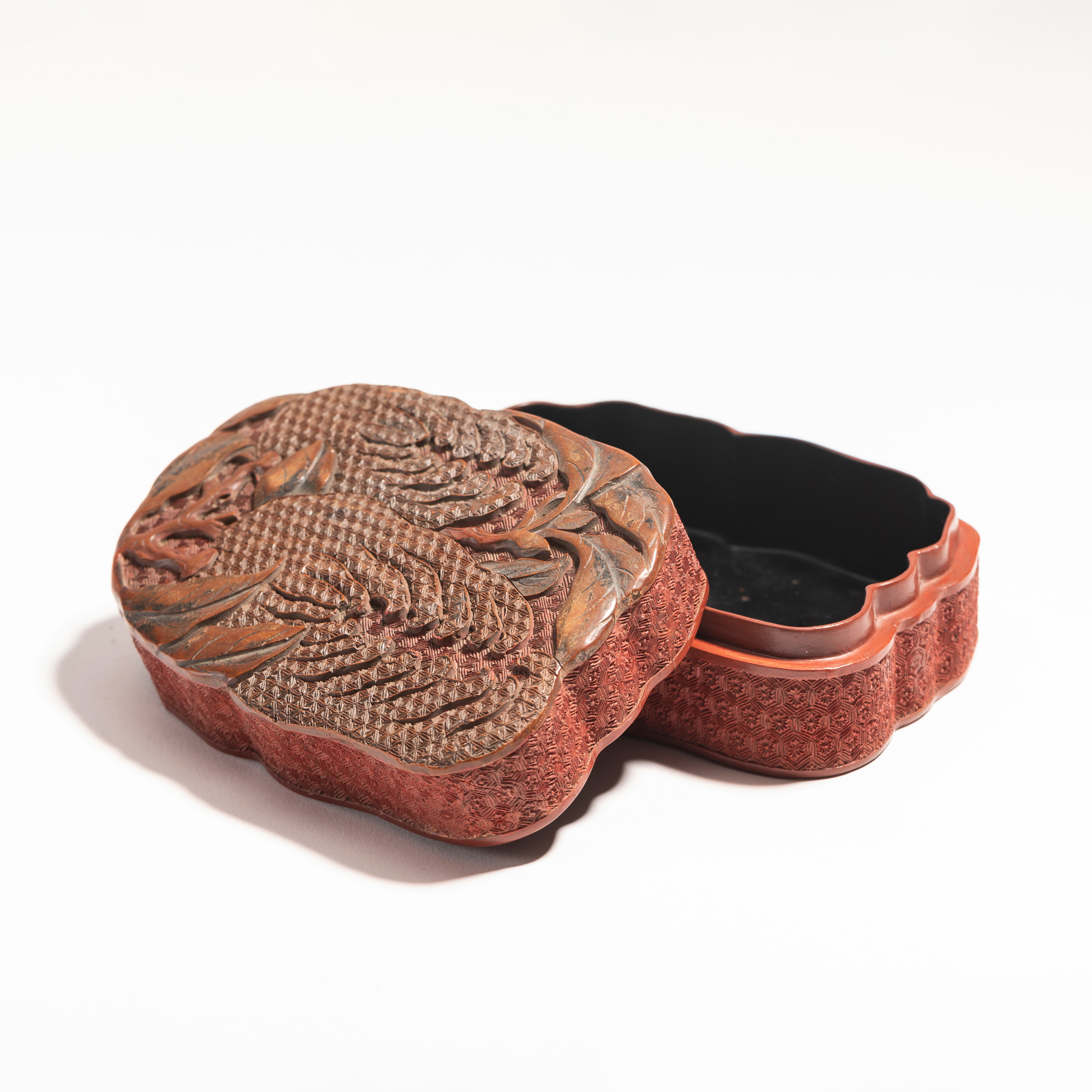 24. 清 堆彩佛手纹盖盒【古董拍卖】