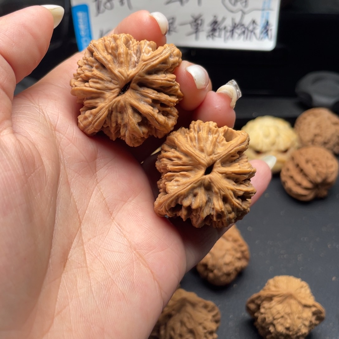 钰***绗文玩核桃手串虎头