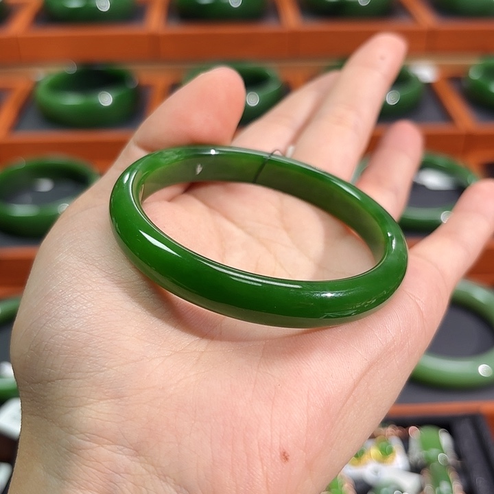 和田玉（碧玉）未镶嵌手镯辣阳绿5253