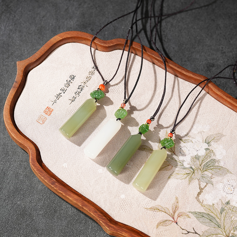 【鑫浩矿业】新疆和田玉-翎管吊坠挂件一件 颜色多样性发一件