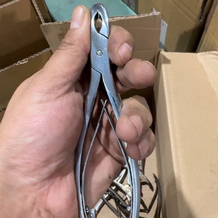 不锈钢的小1号钳子