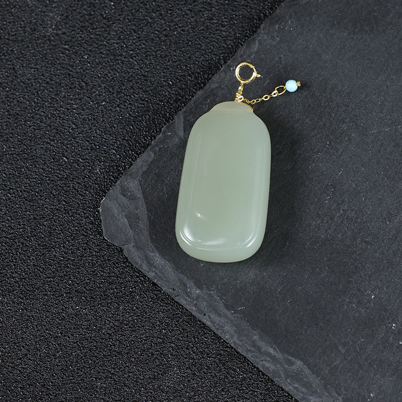 晴水和田玉无事牌吊坠