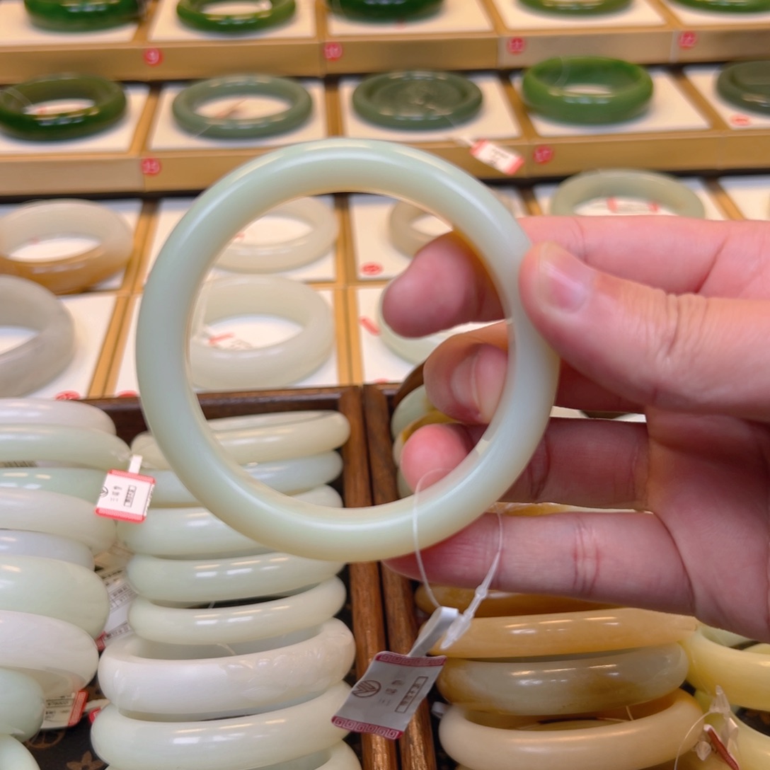 和田玉手镯未镶嵌桐**?