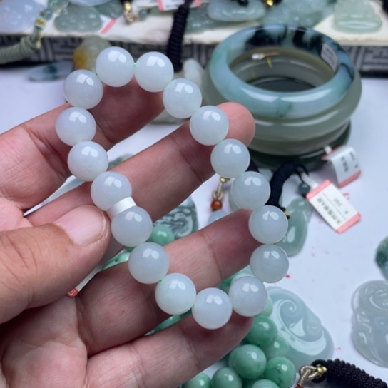 匆***年颈饰未镶嵌翡翠挂件