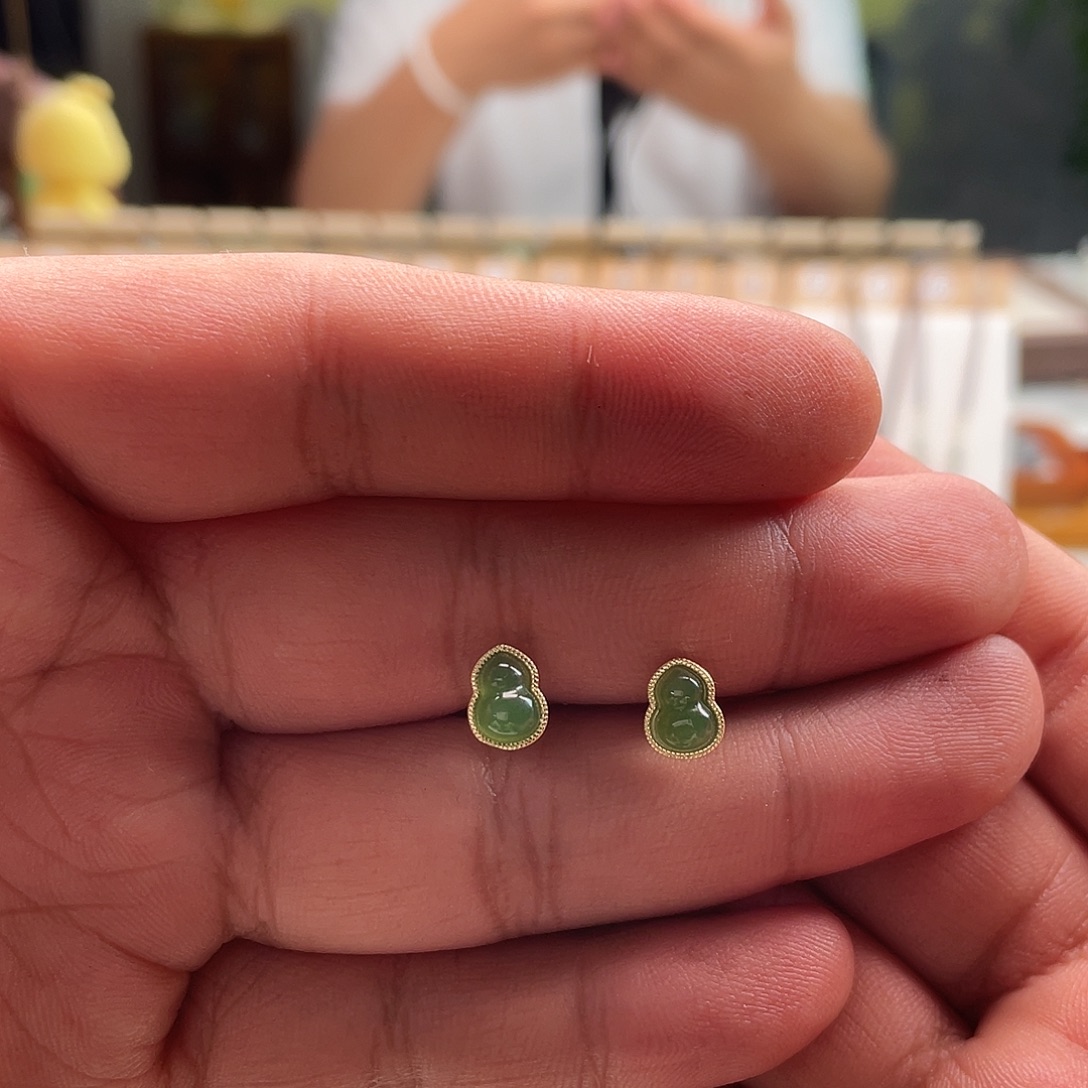 是***呀和田玉未镶嵌颈饰