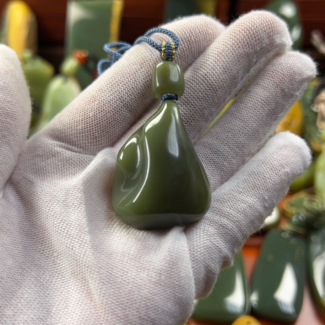 岫岩老玉（透闪石质玉）颈饰未镶嵌