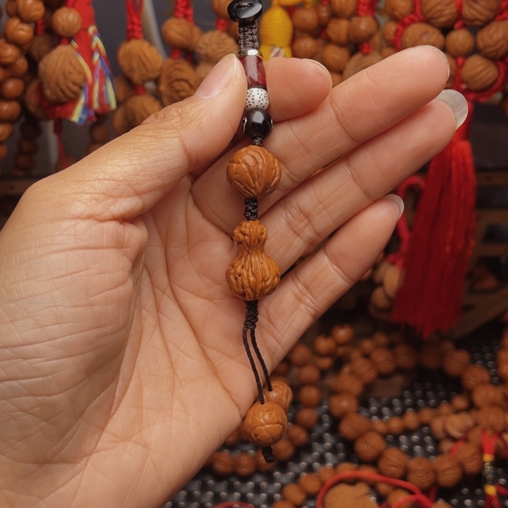 木质类龙纹桃枭挂件