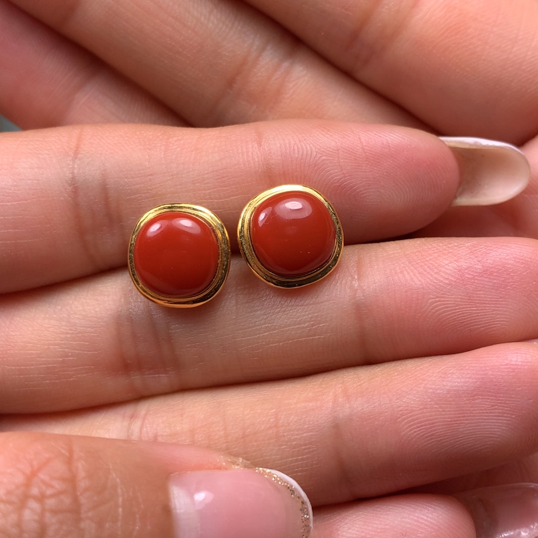 18K金镶嵌耳钉南红玛瑙