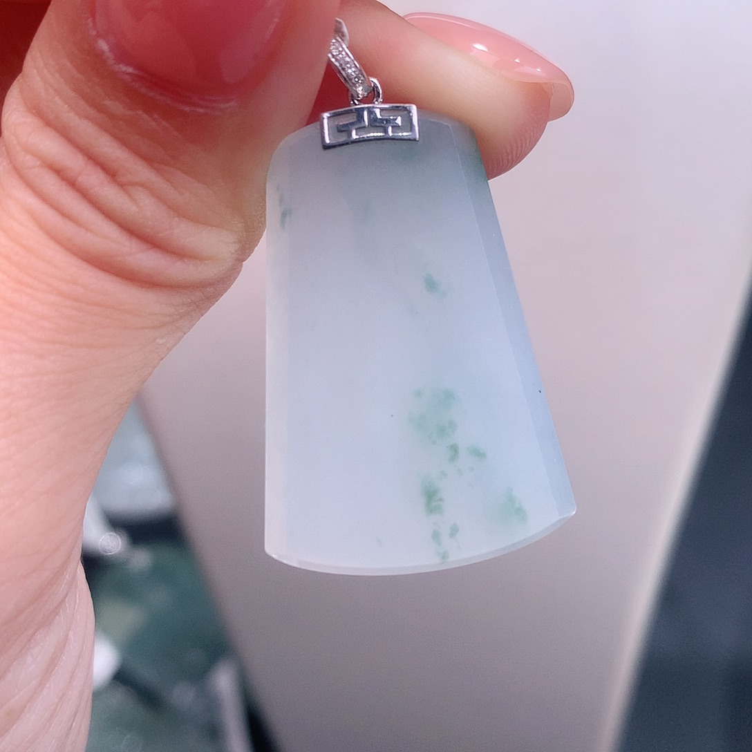 颈饰18K金镶嵌翡翠飘花无事牌