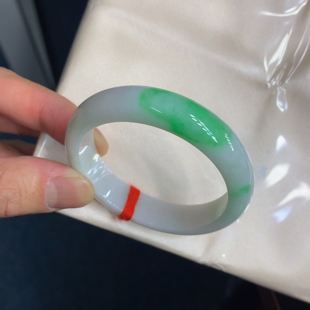 翡翠手镯未镶嵌翡翠