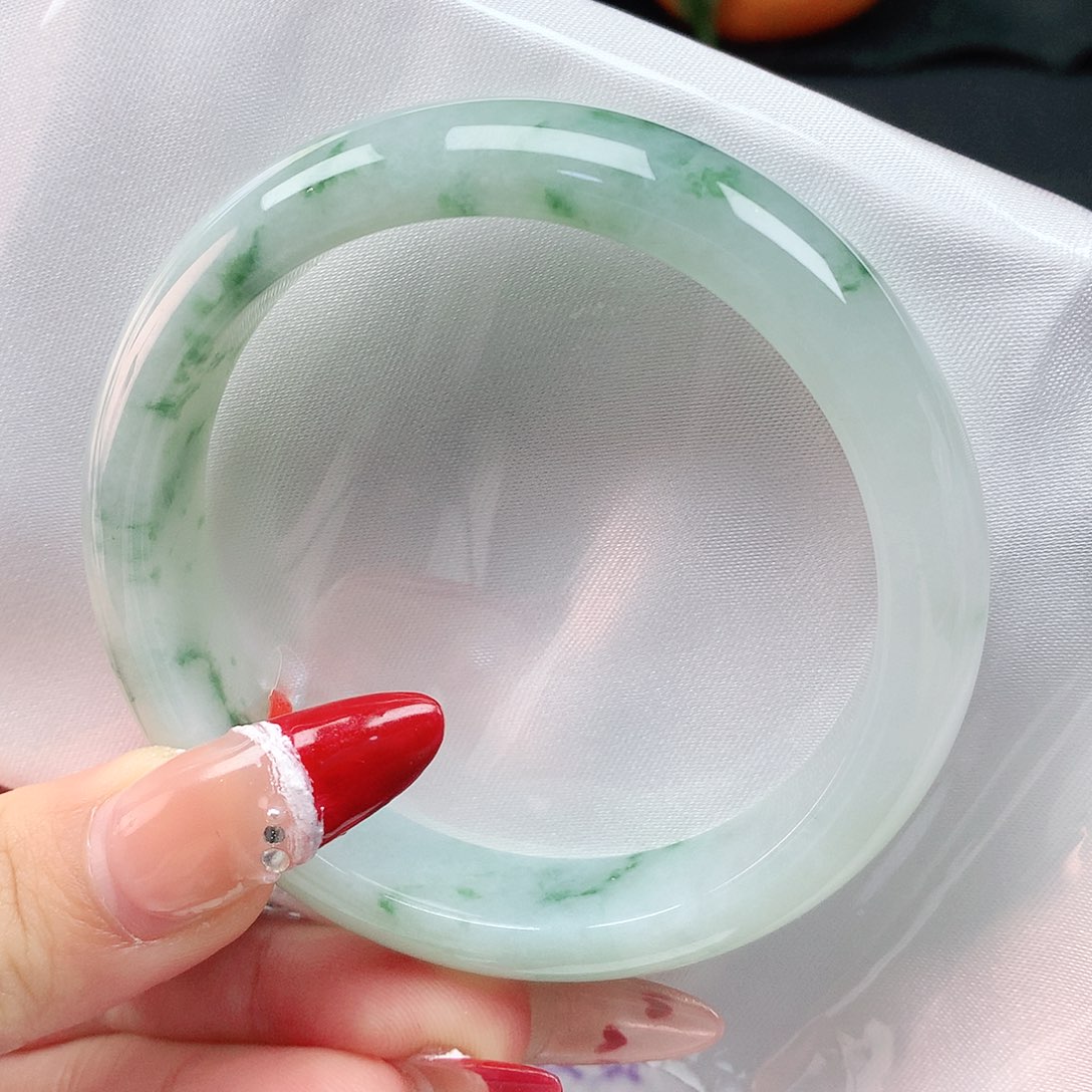 翡翠手镯未镶嵌54圈