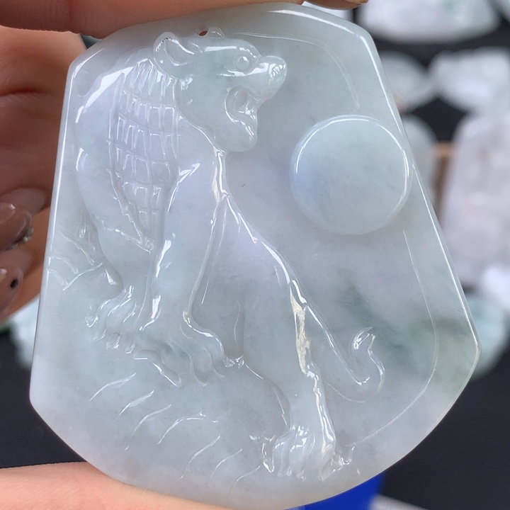 颈饰未镶嵌翡翠虎