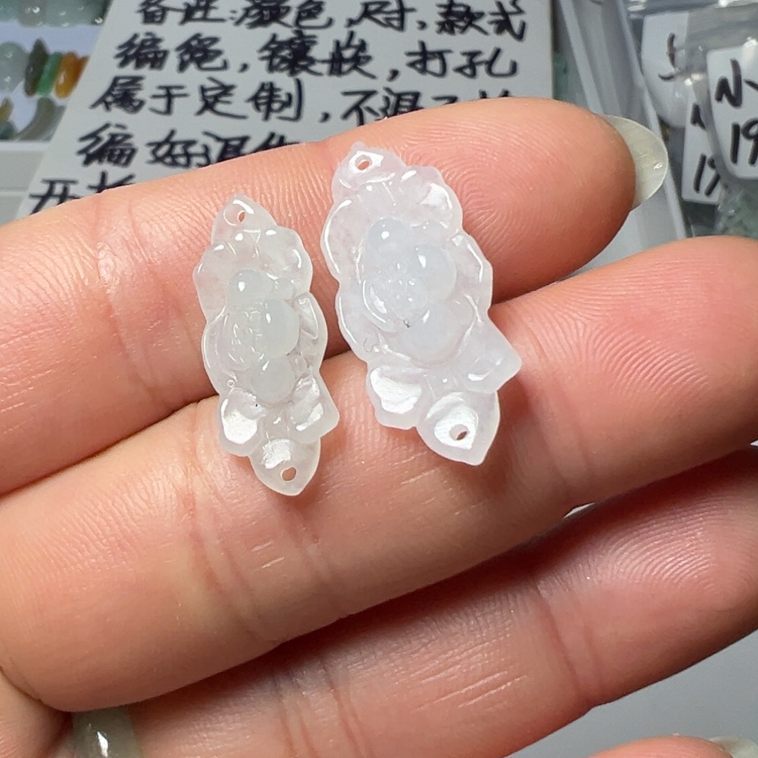 翡翠未镶嵌颈饰两头孔莲花手牌一个5块