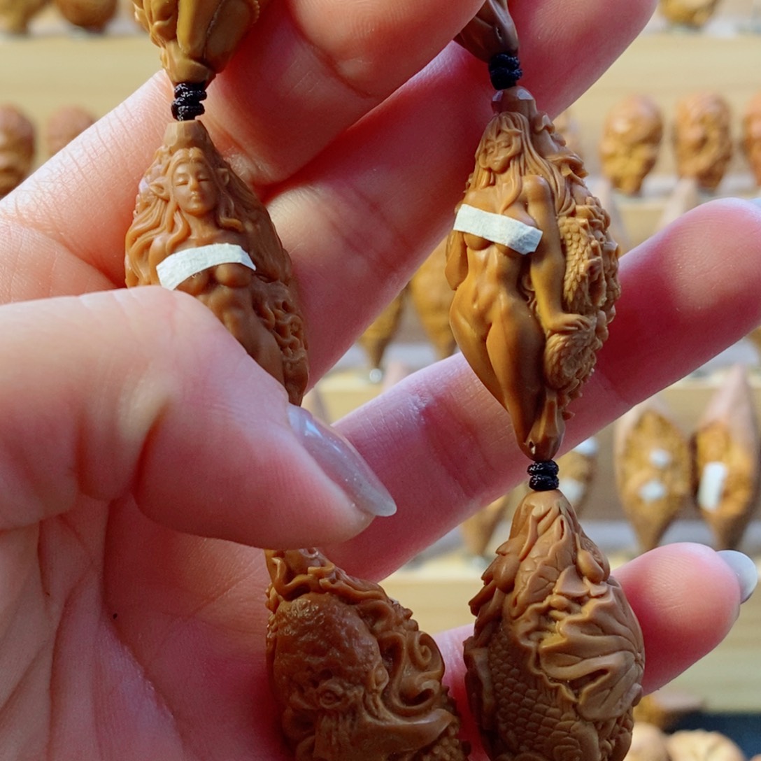 橄榄核手串/手链动物系列美女手持