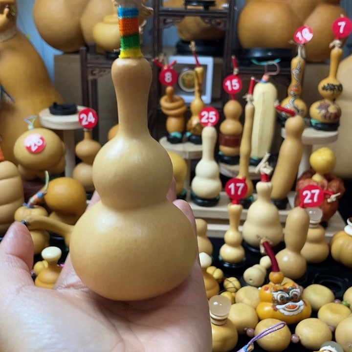 泊***诚葫芦丝老师在讲台旁等