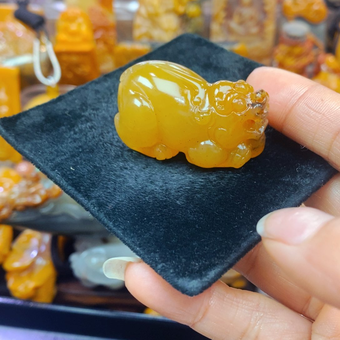 未镶嵌石英质玉（黄龙玉）颈饰