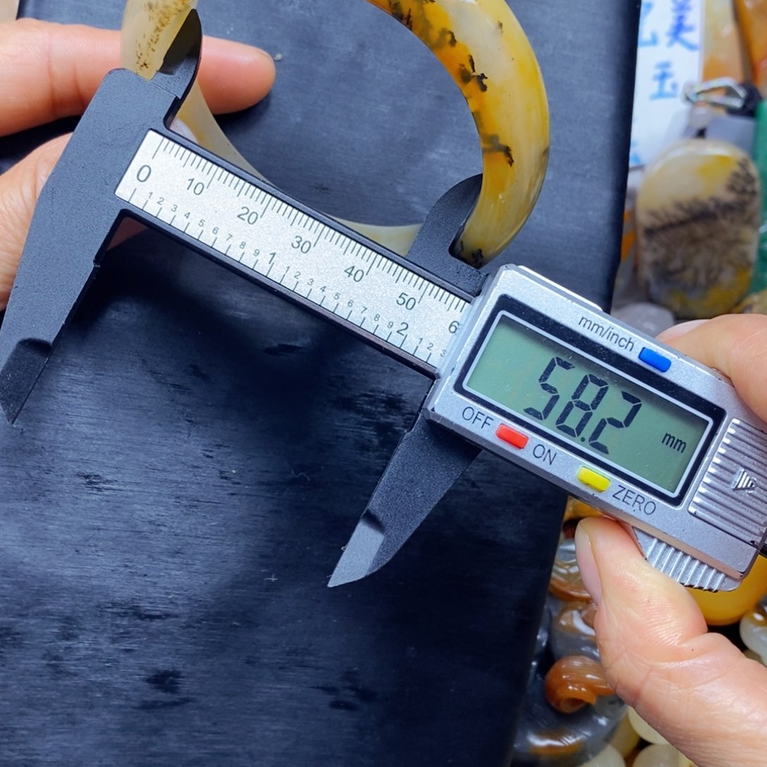 石英质玉（黄龙玉）颈饰未镶嵌