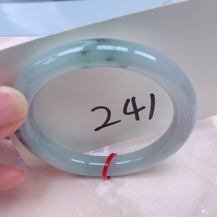 翡翠手镯未镶嵌翡翠