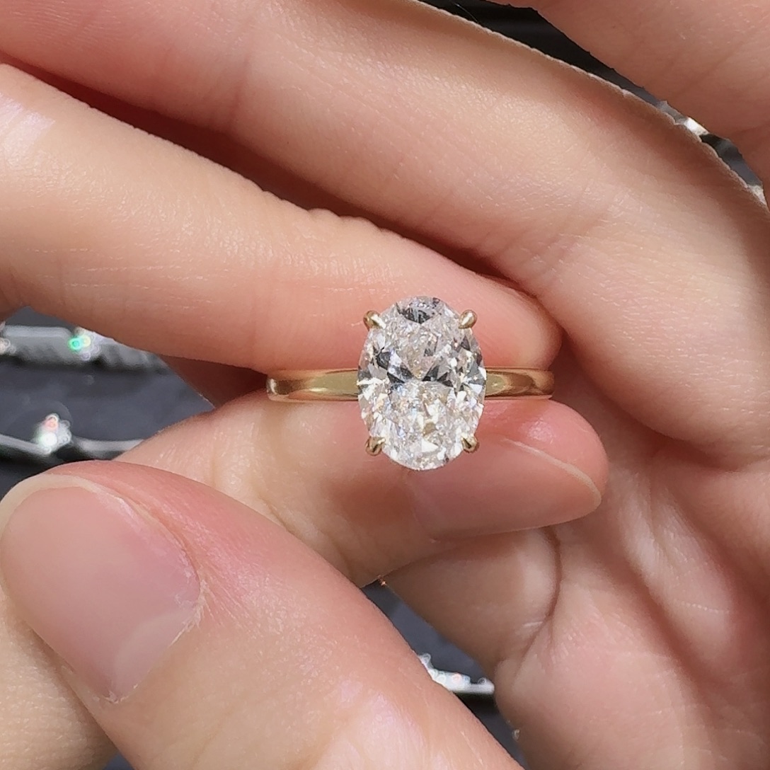 实验室培育钻石18K金镶嵌2克拉椭圆鸽子蛋k黄