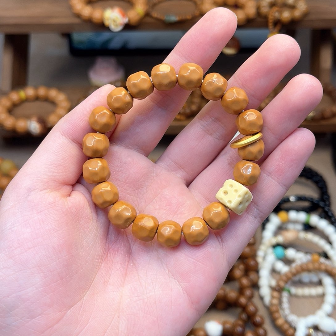 猴头核桃手串搭配奶酪