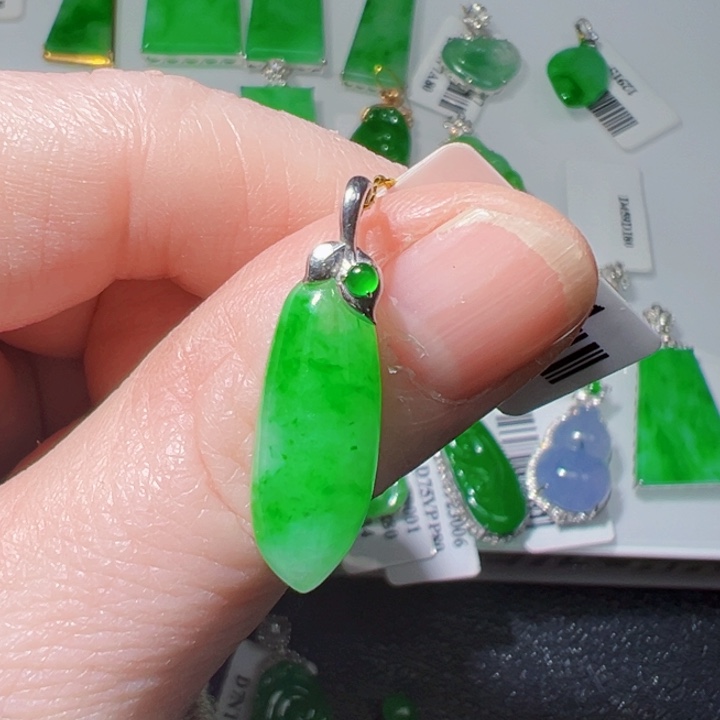 颈饰18K金镶嵌翡翠