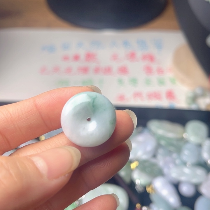 翡翠未镶嵌颈饰飘花平安扣