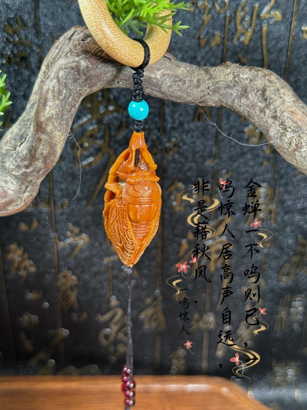 橄榄核镂空雕刻 手把件 一鸣惊人