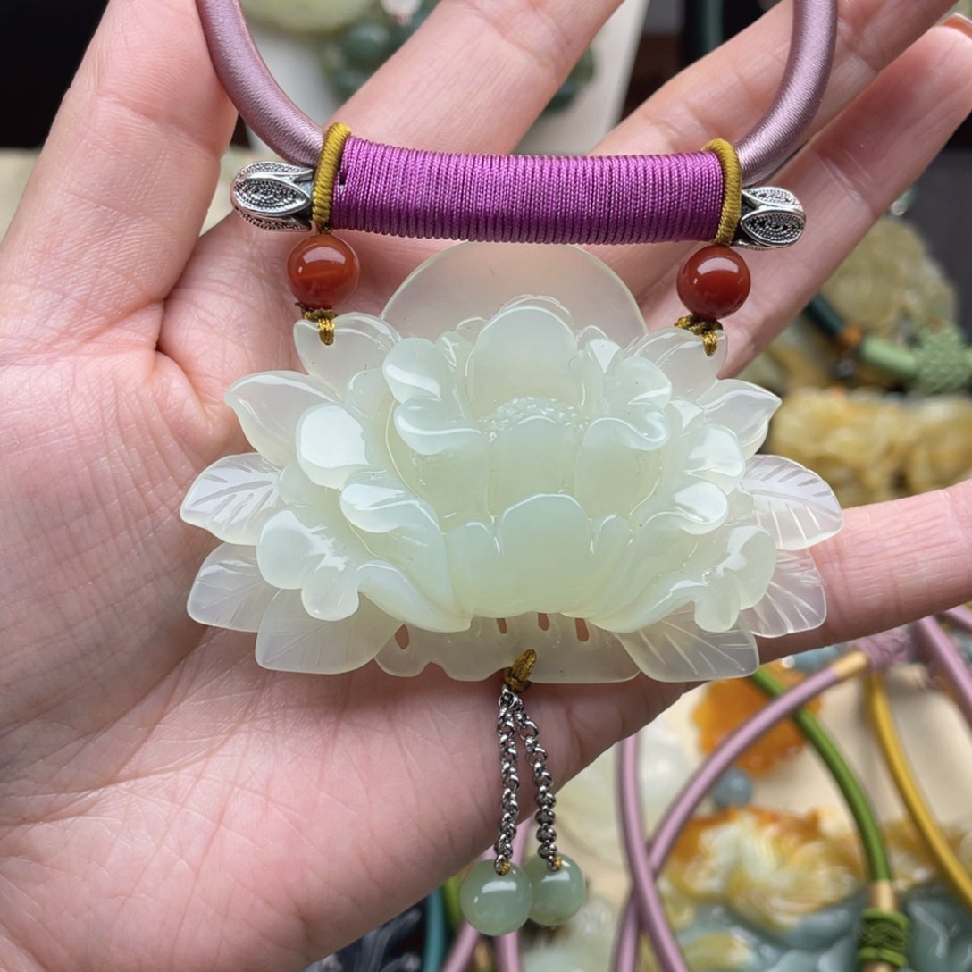 蛇纹石玉颈饰未镶嵌