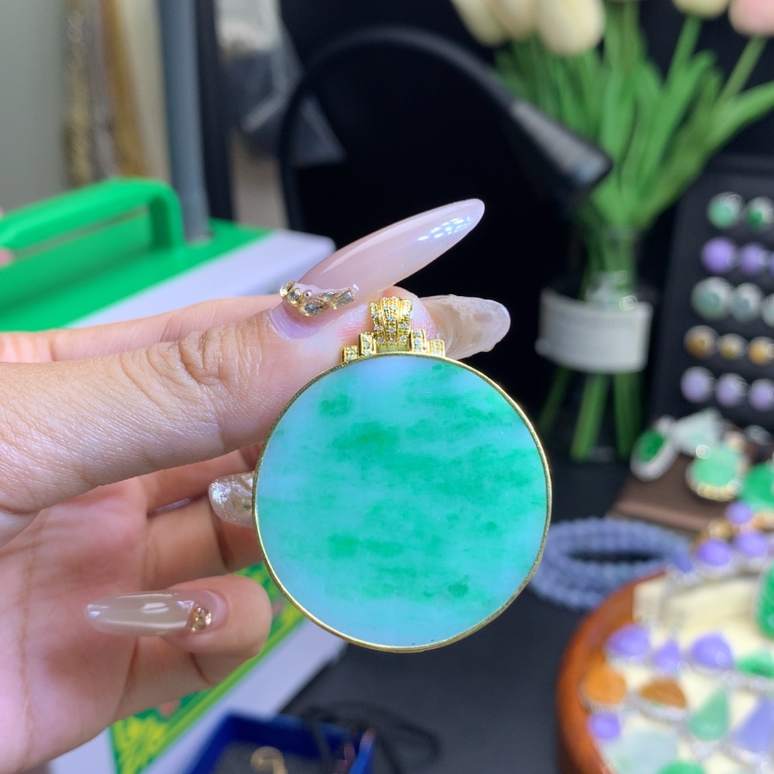 翡翠18K金镶嵌颈饰