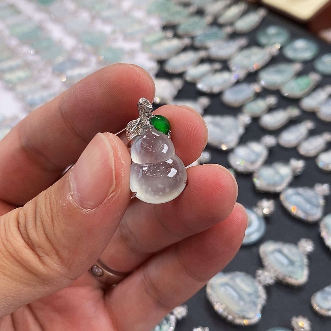 翡翠颈饰18K金镶嵌天然缅甸翡翠吊坠