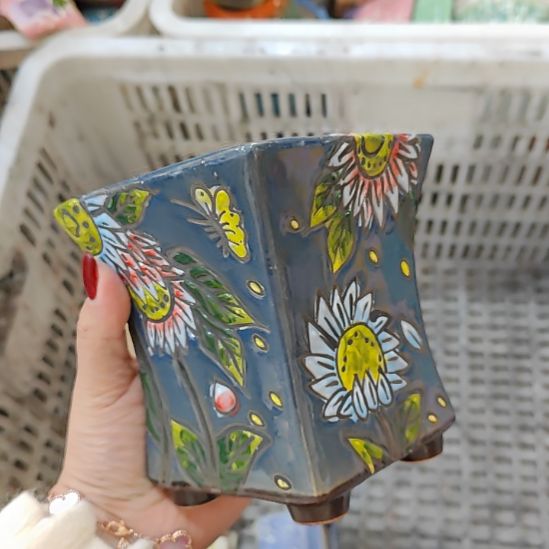 当场拍满15元发货不凑不发，花盆盆口不方不圆有针孔黑点是正常的，