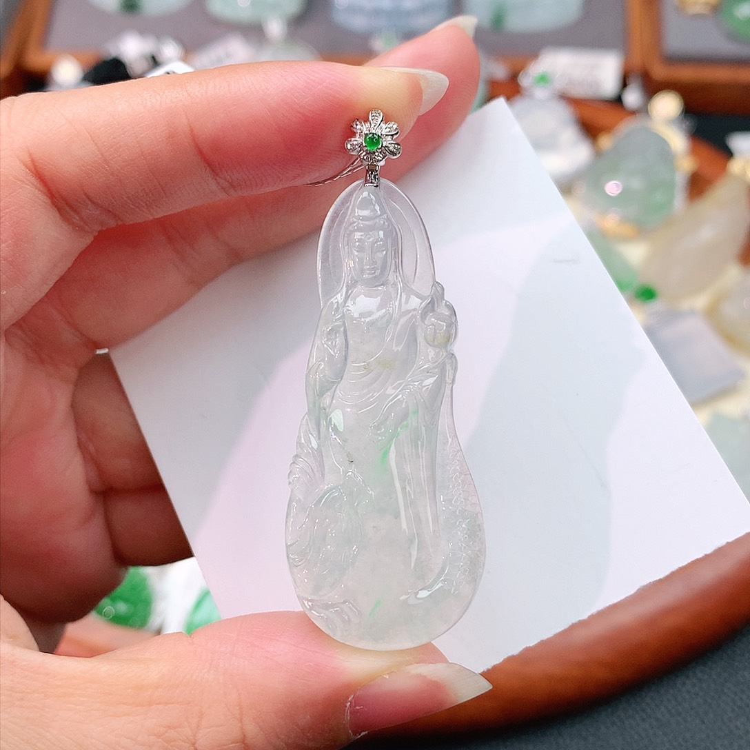 颈饰18K金镶嵌翡翠站观音