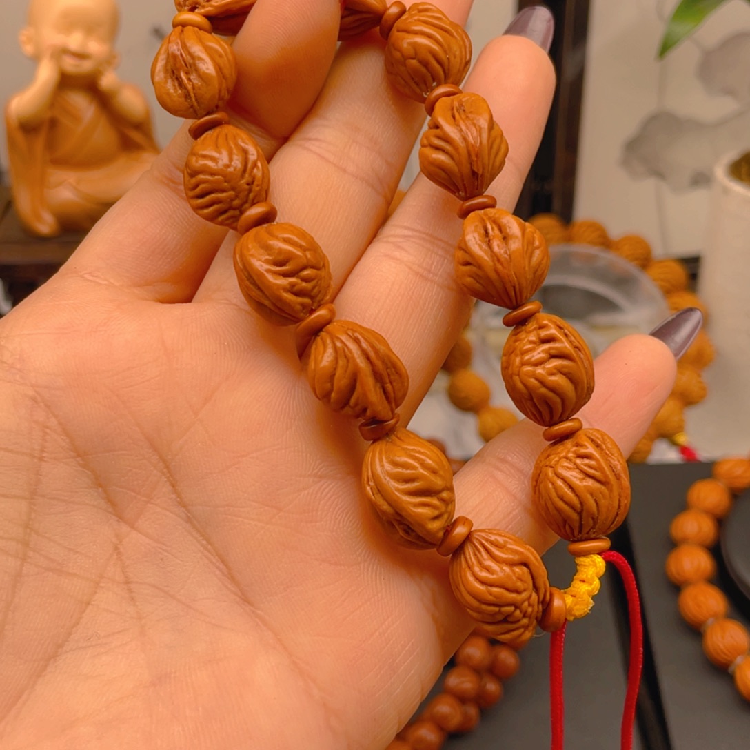 抖***寞桃核手串红红火火。红红火火