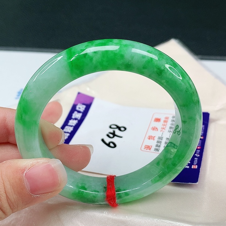 翡翠手镯未镶嵌翡翠