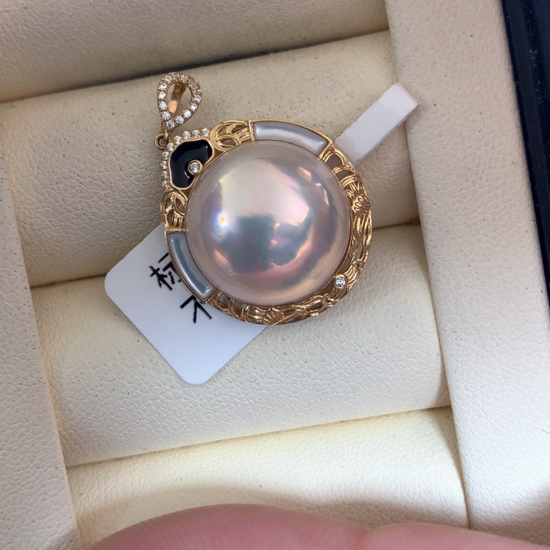 拼合珍珠（马贝珠）颈饰18K金镶嵌