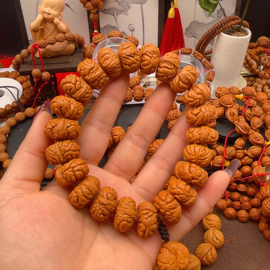 用***7桃核手串红红火火。红红火火