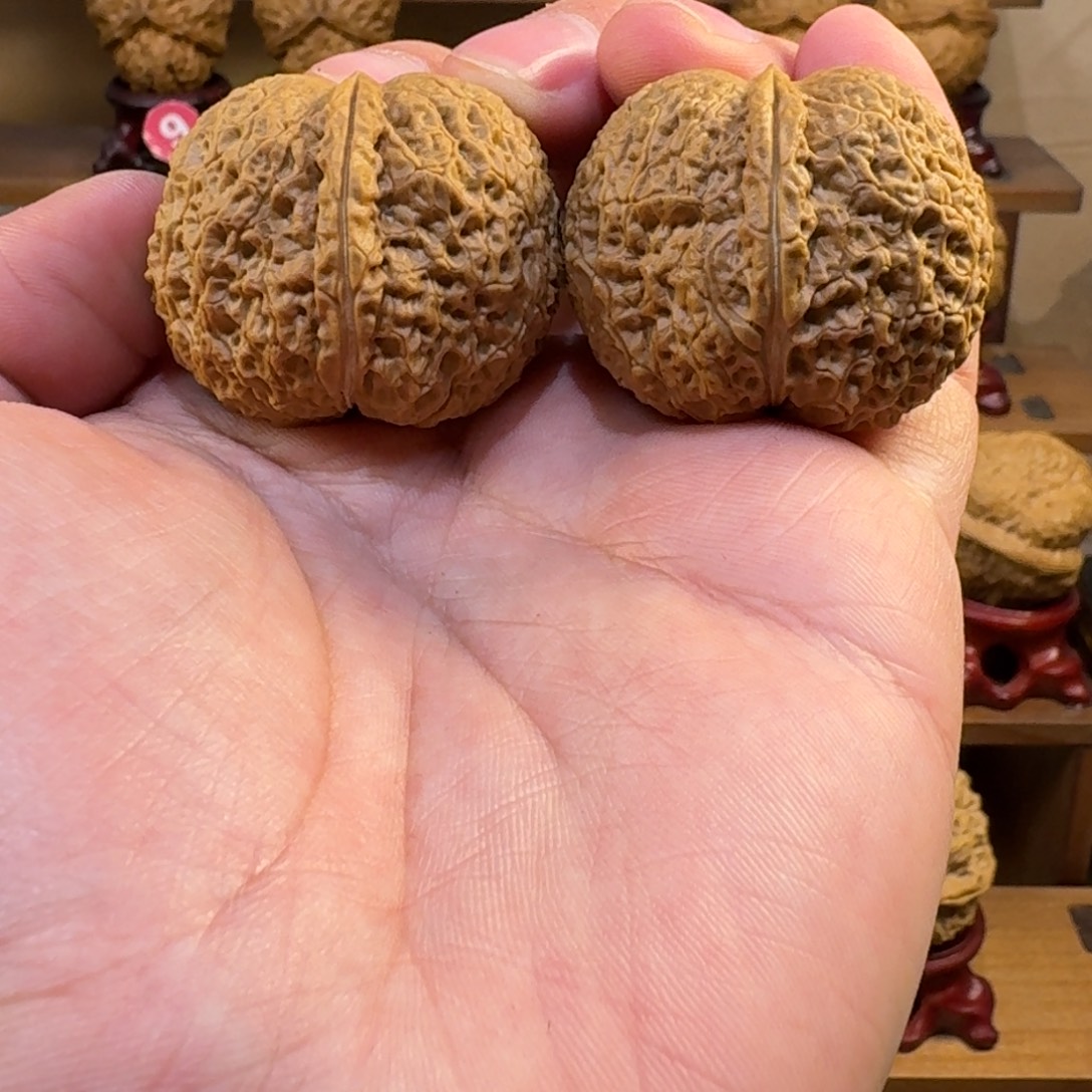 铁核桃把件荔枝元宝