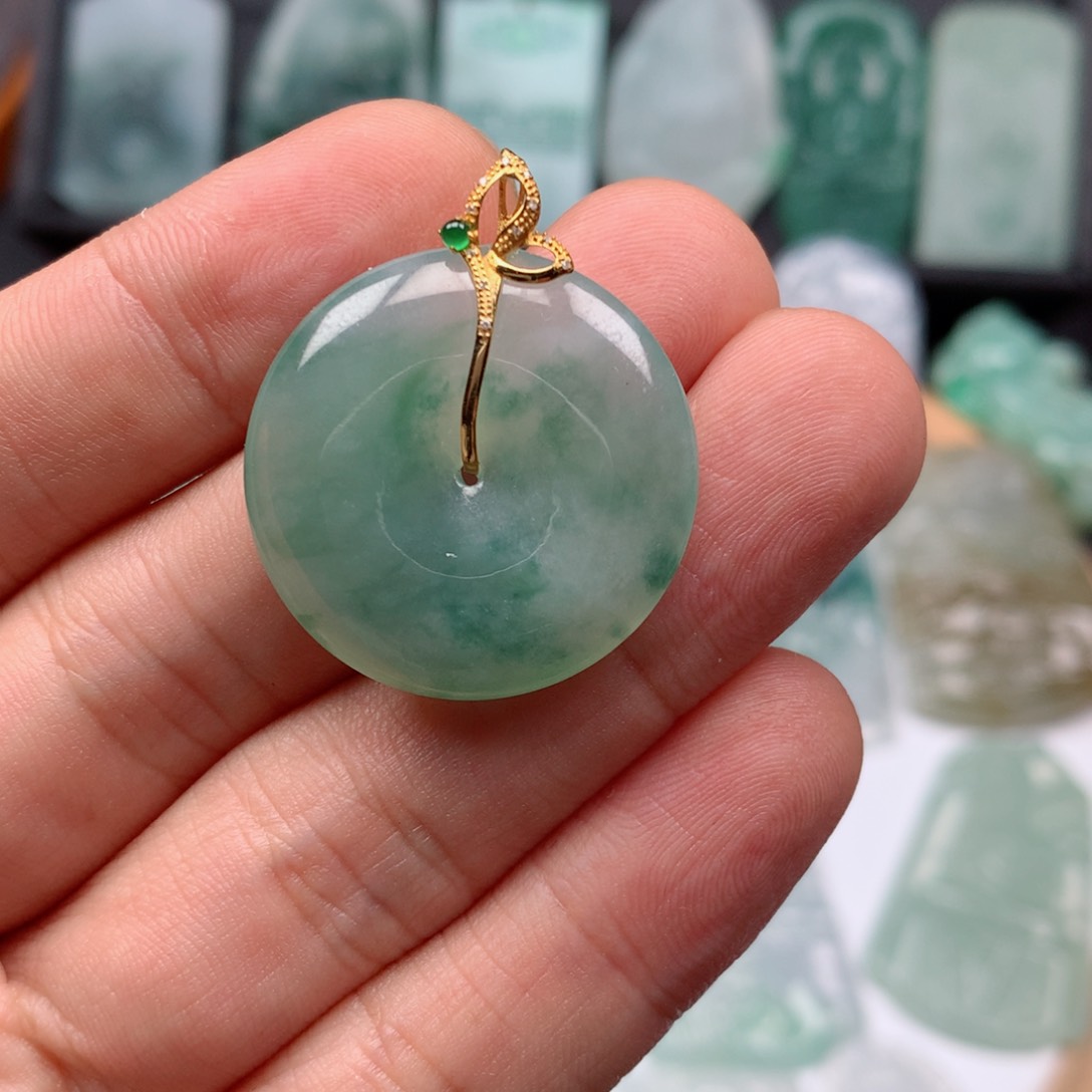 【闪购商品】翡翠颈饰未镶嵌平安扣飘绿