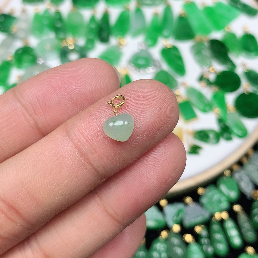 翡翠配石18K金扣头 小巧精美飘绿小爱心