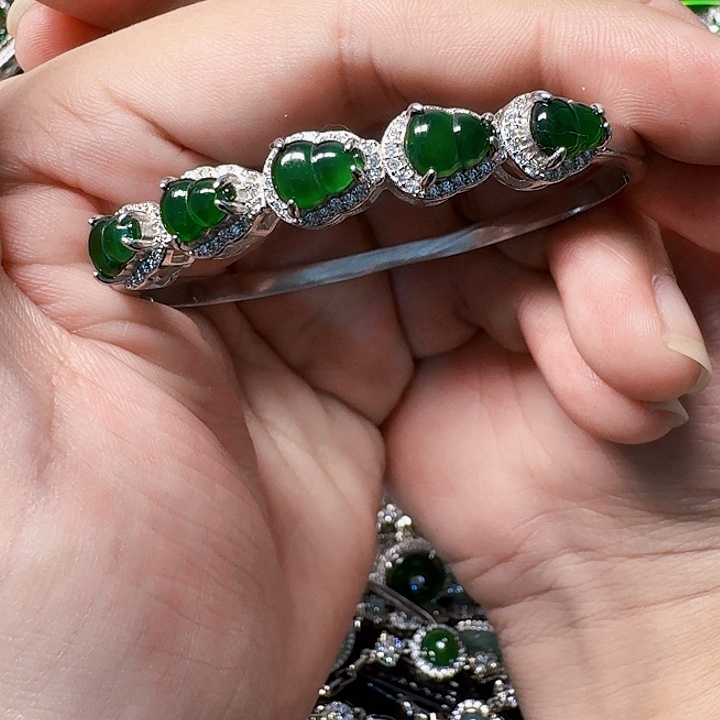 翡翠颈饰未镶嵌天然A货翡翠放漏