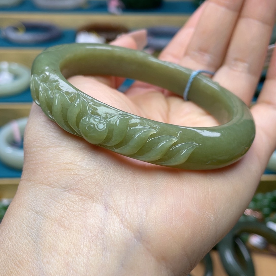 和田玉手镯61+圈口。编号42未镶嵌