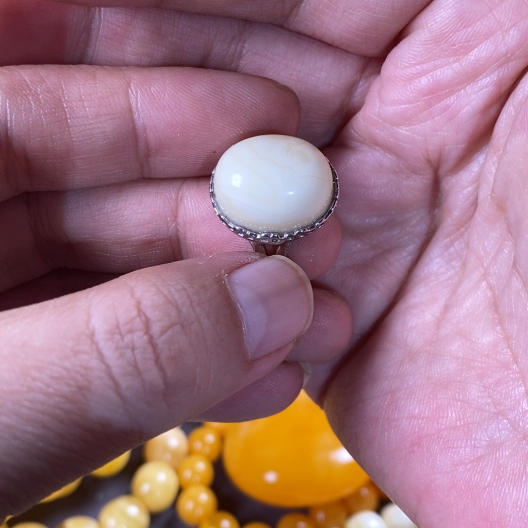 琥珀裸石未镶嵌瓷白戒指