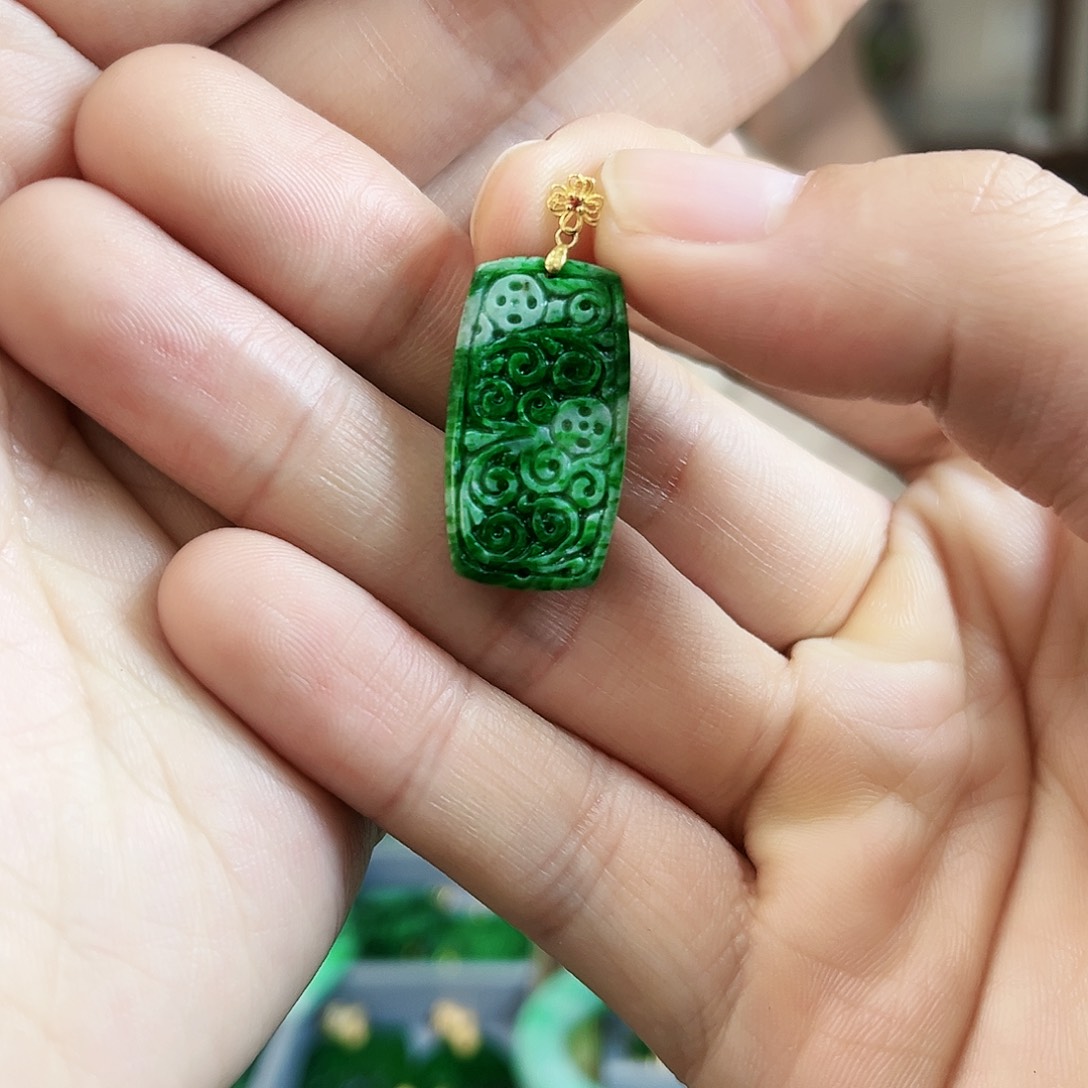 翡翠颈饰18K金镶嵌吊坠