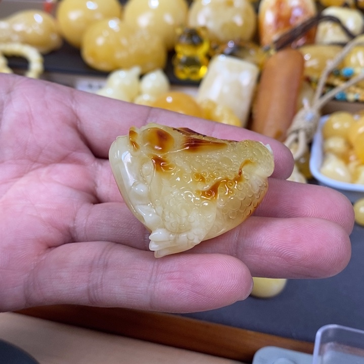 琥珀裸石未镶嵌金蟾