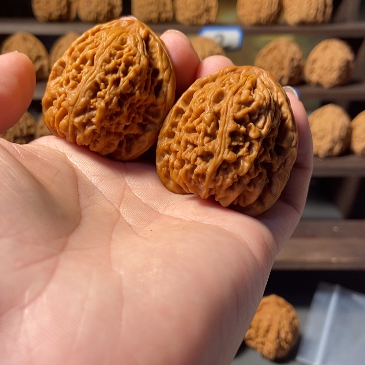 啊***哈文玩核桃吊坠南疆石核桃