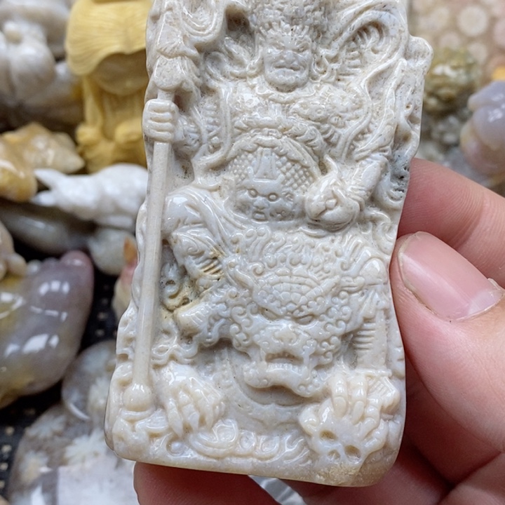 颈饰未镶嵌硅化珊瑚（珊瑚玉）有瑕