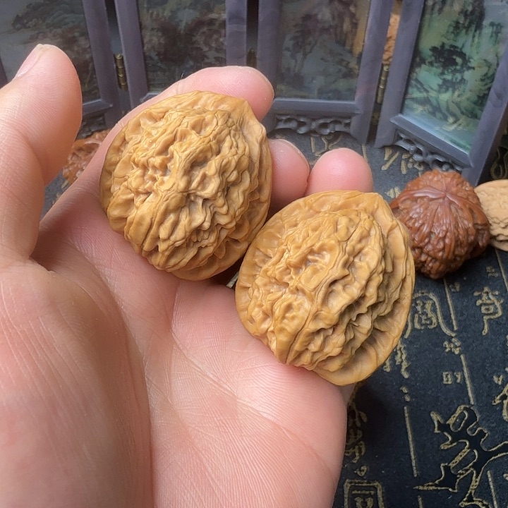 文玩核桃吊坠野核四眼虎头37